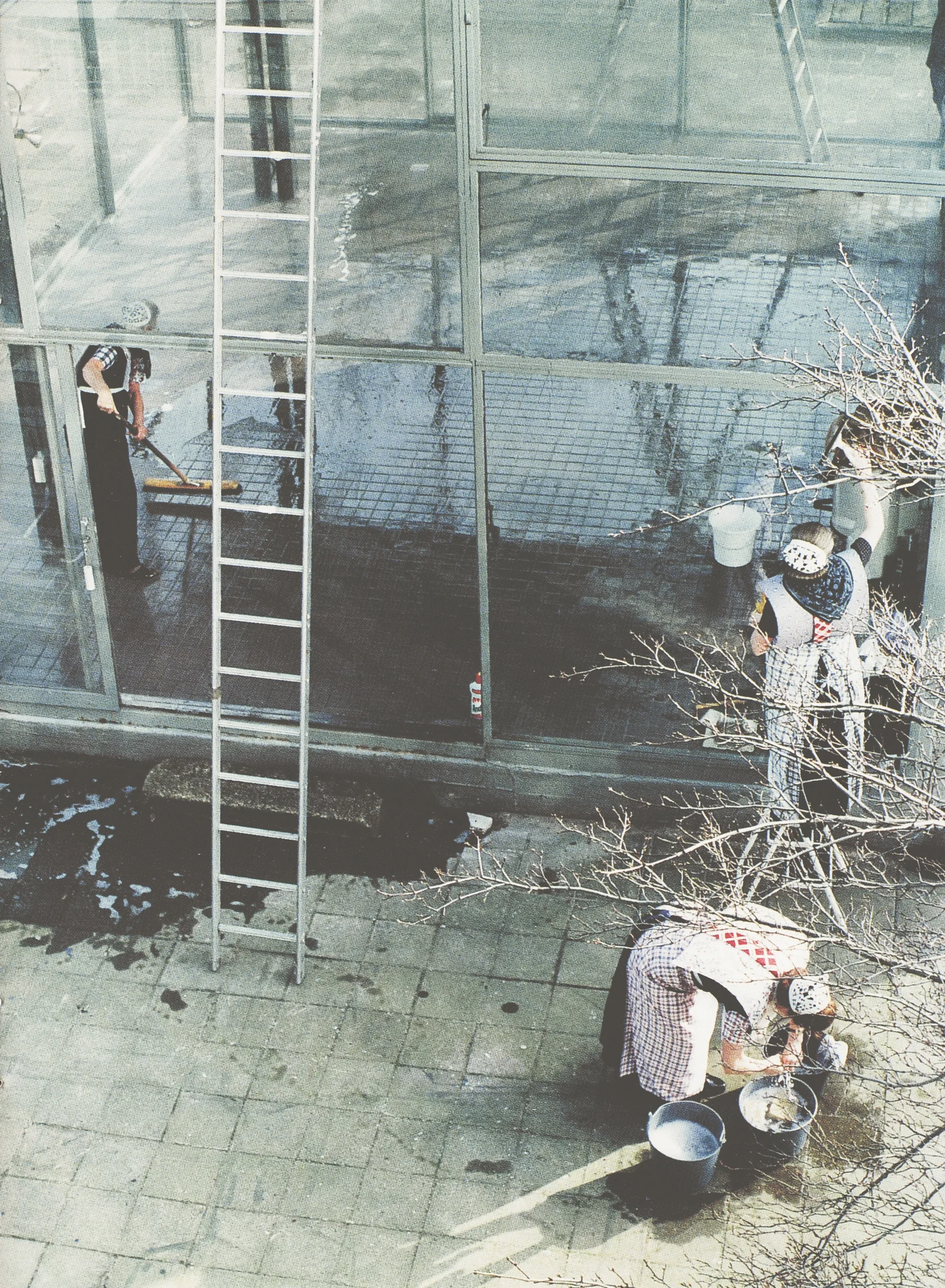 Cleaning the Rietveld Paviljoen