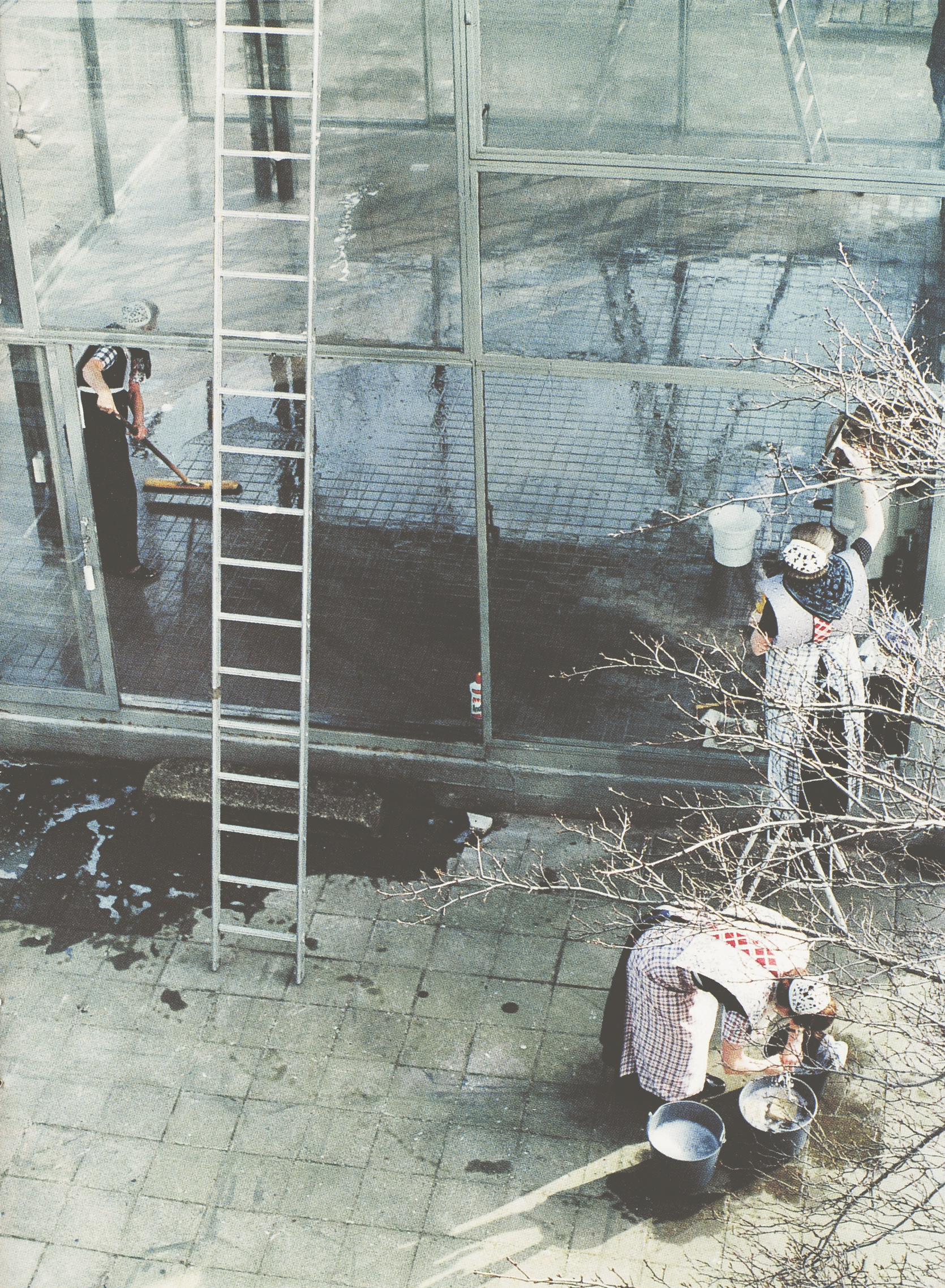 Cleaning the Rietveld Paviljoen