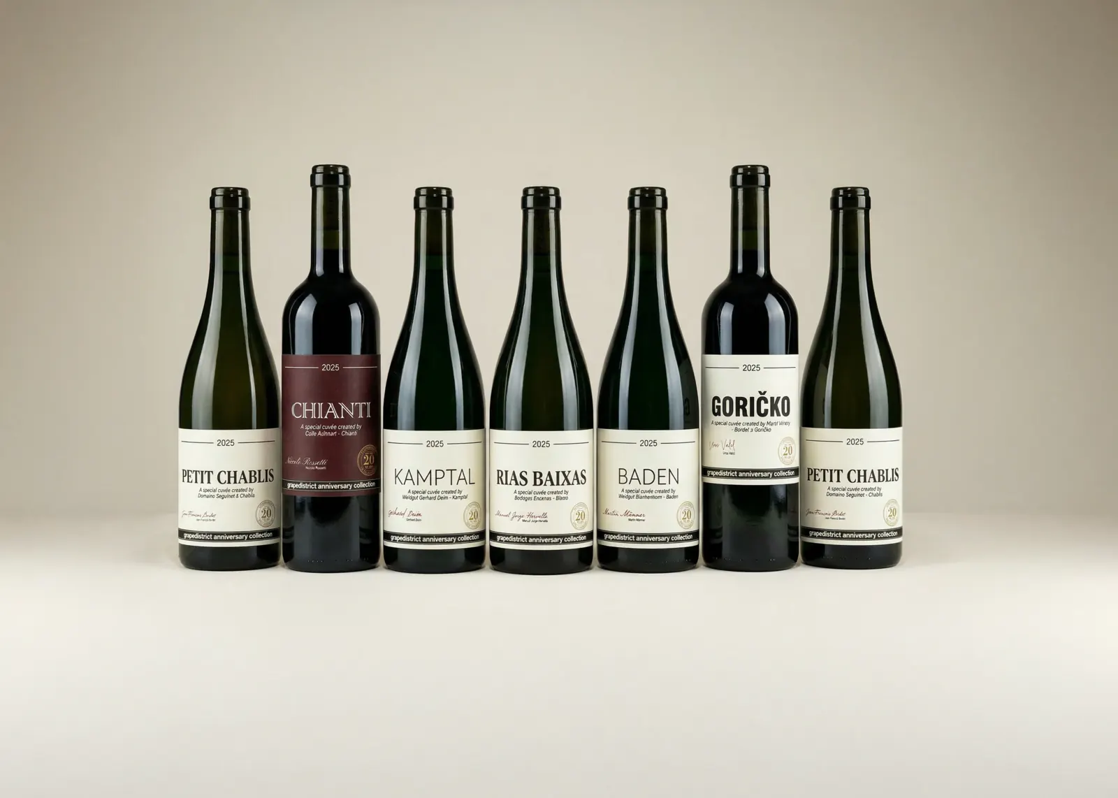 Zes wijnflessen op een rij met nieuwe etiketten: Chianti, Petit Chablis, Baden, Kamptal, Goričko en Douro