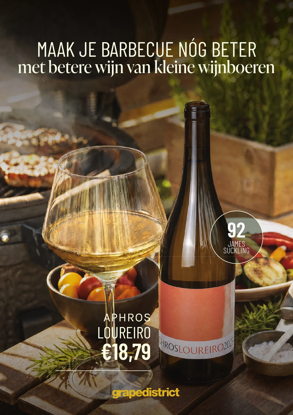 Zomercampagneposter: maak je barbecue nóg beter, met een glas en fles Aphros Loureiro