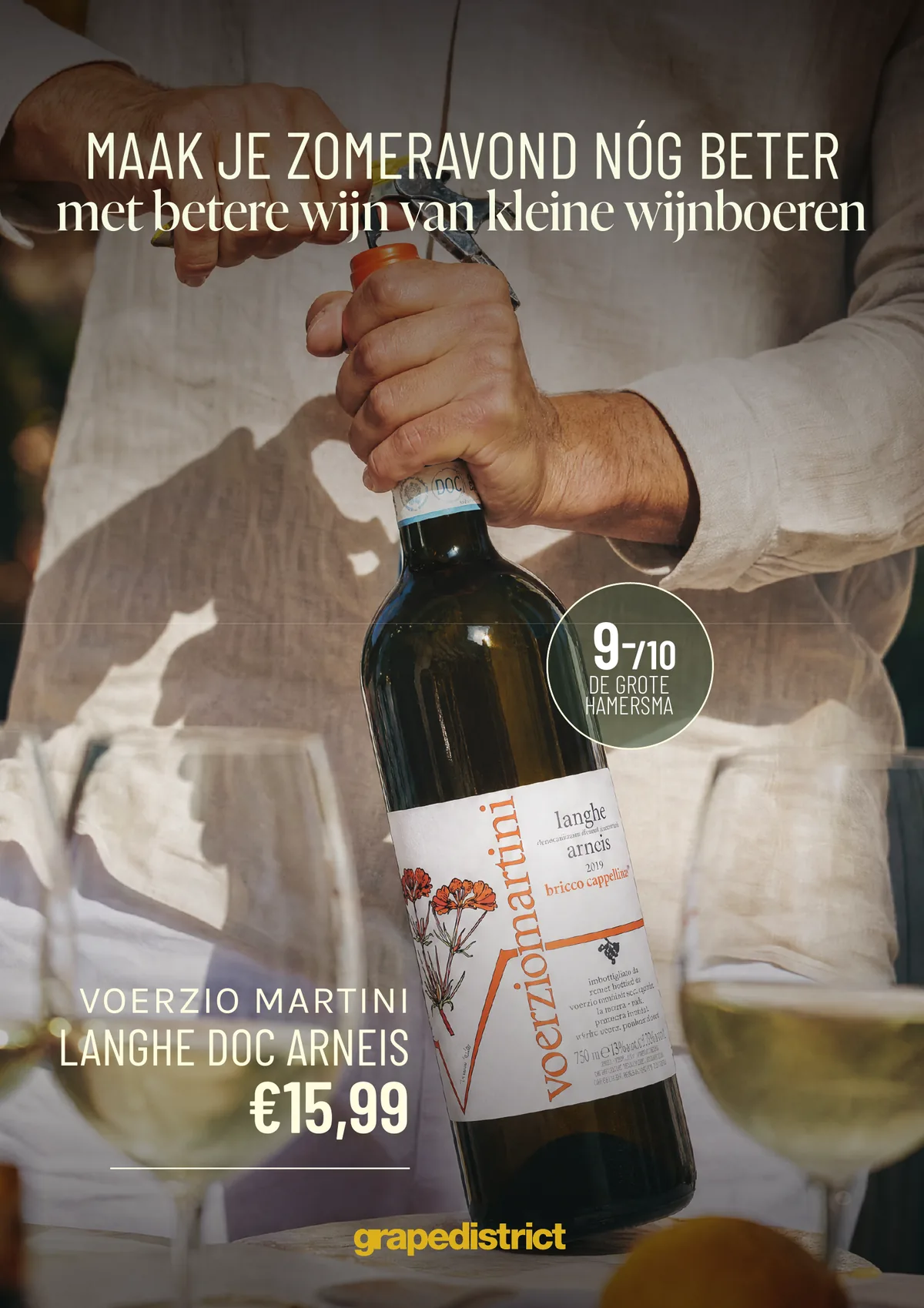 Zomercampagneposter: maak je zomeravond nóg beter, met een fles Voerzio Martini Langhe Arneis