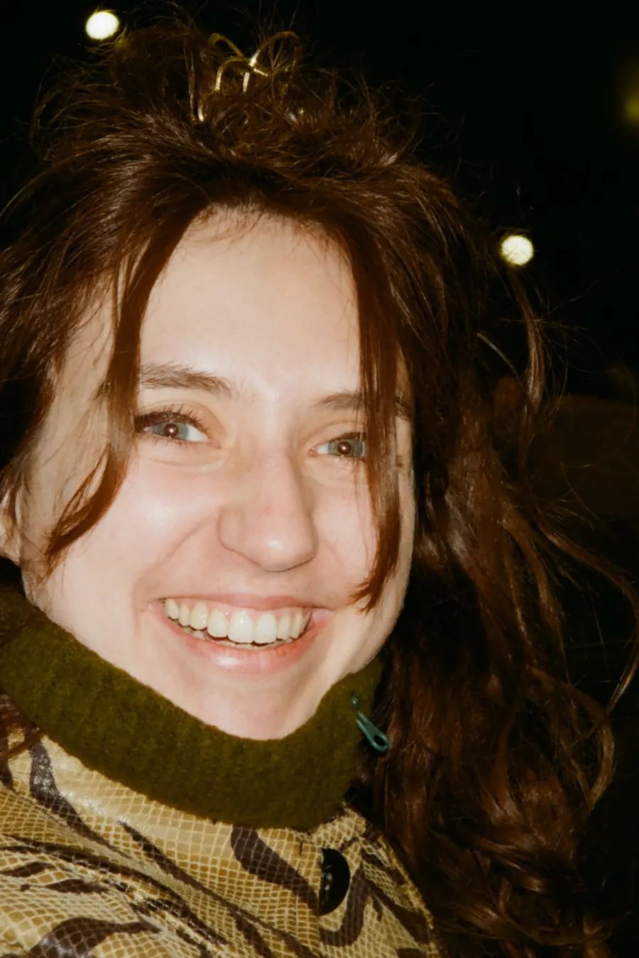 Portret van Lola bij avond, lachend