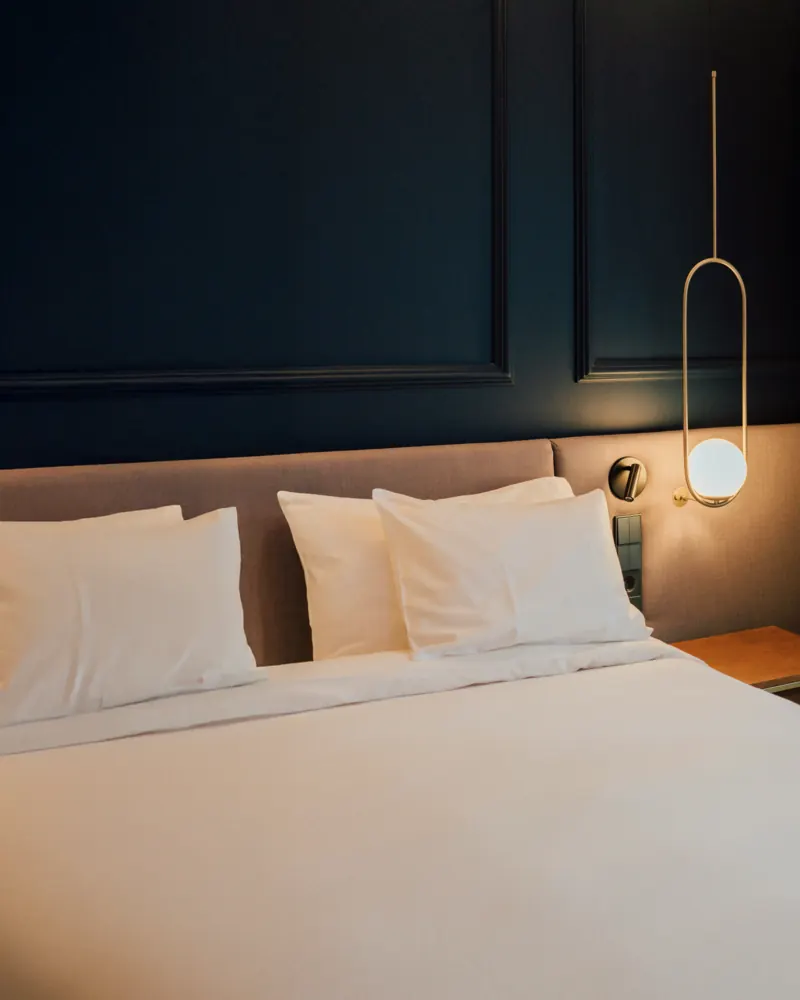 Hotelkamer met diepblauwe lambrisering, ontwerp voor Somersault