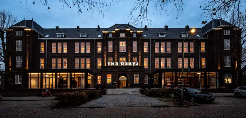 Het hotelgebouw, een voormalige meisjesschool, in de schemering