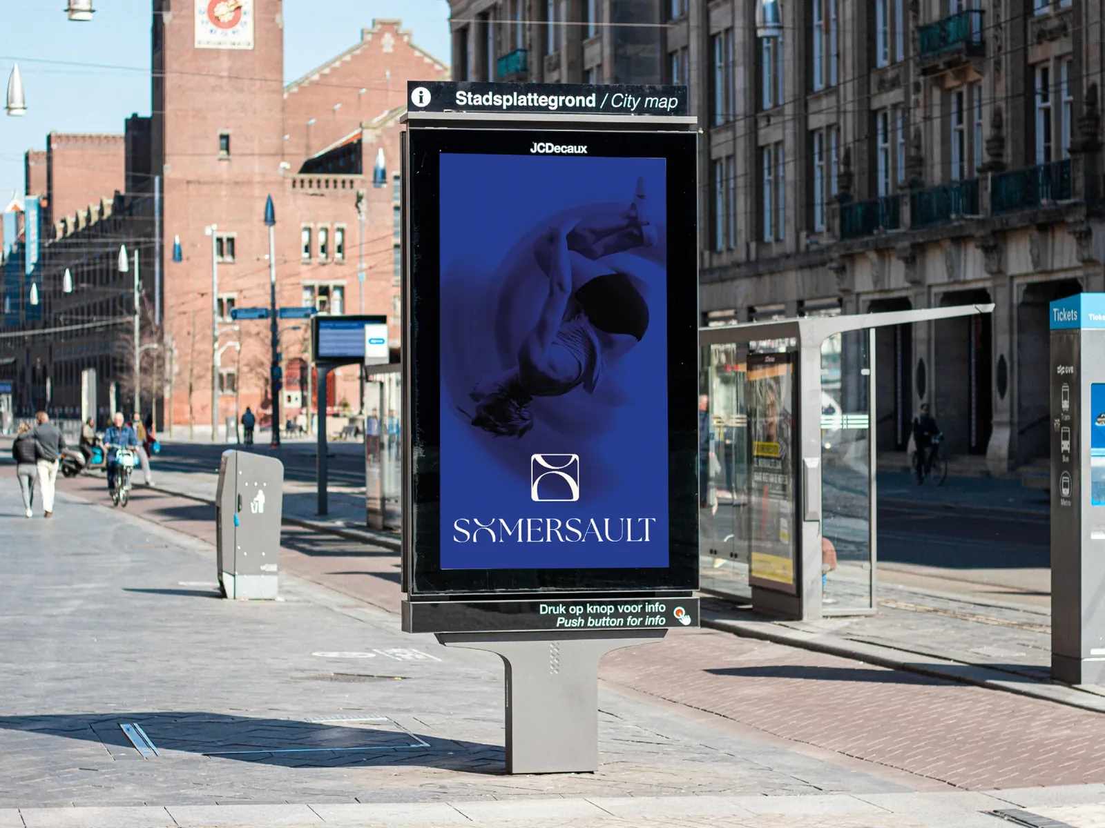 Abri met een diepblauwe Somersault-poster in een winkelstraat