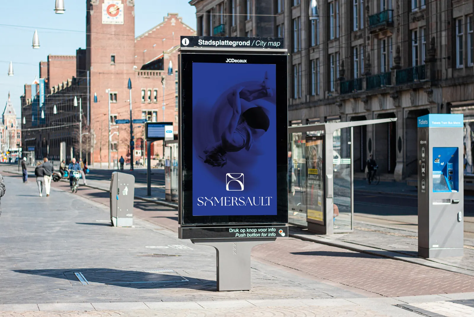 Abri met een diepblauwe Somersault-poster in een winkelstraat